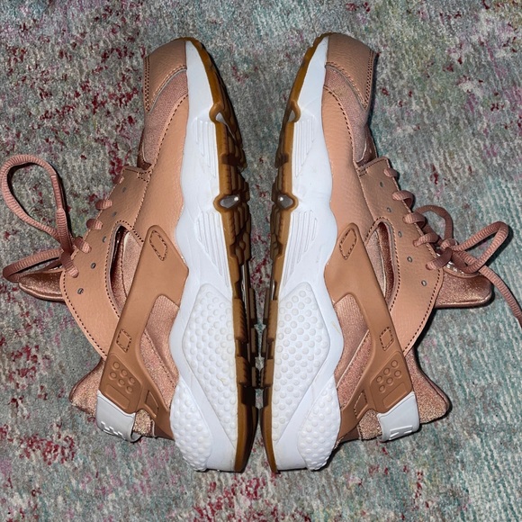 WMNS Nike Huaraches - size 9 🤎 - Picture 4 of 7